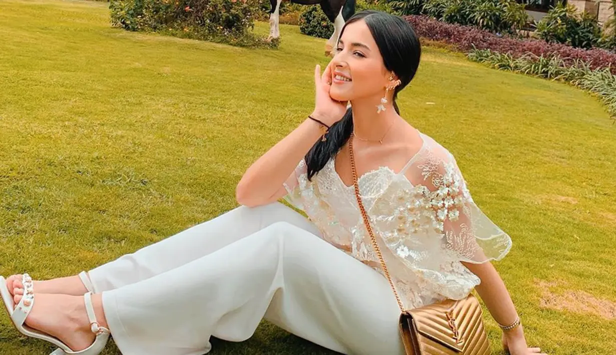 Wanita kelahiran 25 Mei 1992 ini mengawali karirnya sebagai beauty vlogger sejak di bangku kuliah. Namun, ketertarikannya pada make up sudah ia tunjukkan sejak SMA dengan mendandani teman-teman satu grup dance-nya. (Liputan6.com/IG/@tasyafarasya)