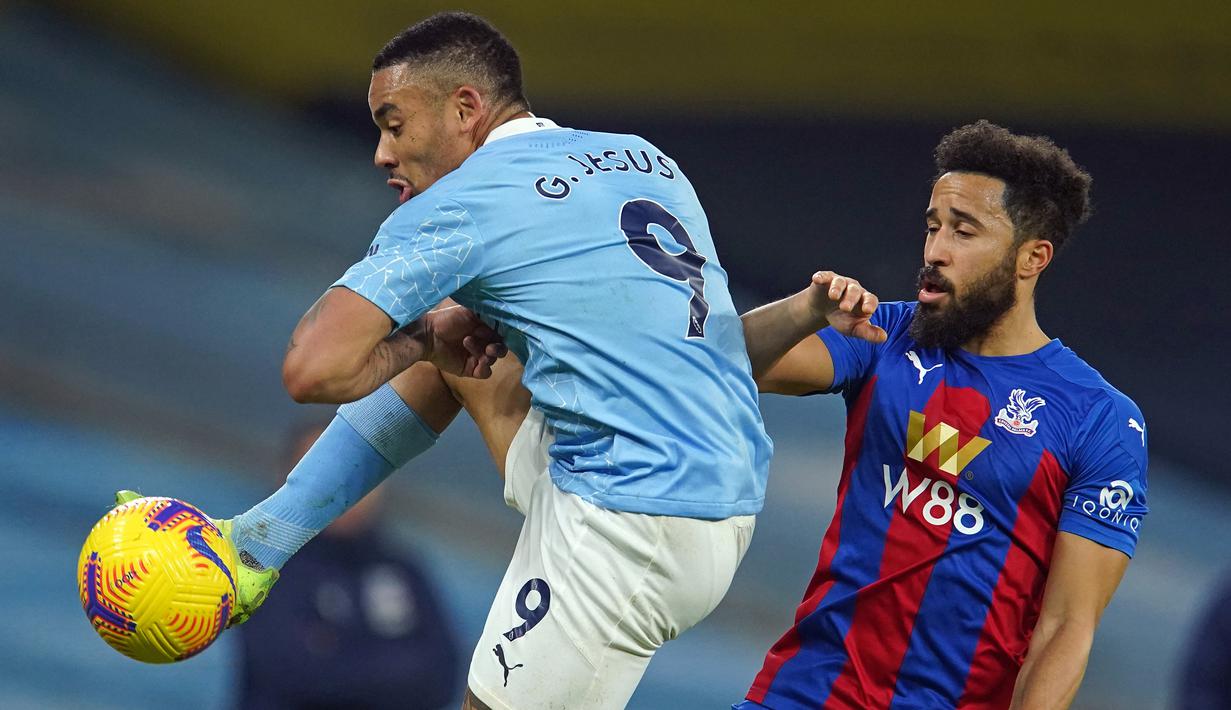 Striker Manchester City, Gabriel Jesus (kiri) mengontrol bola dibayangi gelandang Crystal Palace, Andros Townsend dalam laga lanjutan Liga Inggris 2020/21 di Etihad Stadium, Minggu (17/1/2021). Manchester City menang 4-0 atas Crystal Palace. (AFP/Dave Thompson/Pool)