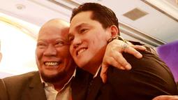 Dua calon ketua PSSI, Erick Thohir dan La Nyalla Mahmud Mattalitti, berpelukan saat Kongres Luar Biasa (KLB) PSSI di Hotel Shangri-La, Jakarta Pusat pada Kamis (15/2/2023). Keduanya tampak bercanda, tertawa hingga berpelukan. (Bola.com/M Iqbal Ichsan)