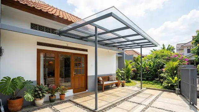 Ide kanopi rumah mungil yang tidak membuat tampilan fasad terasa penuh model kanopi transparan agar cahaya masuk