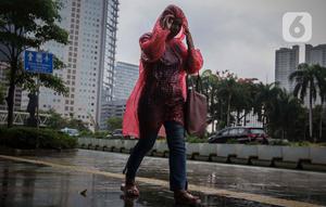 Badan Meteorologi, Klimatologi, dan Geofisika (BMKG) memprediksi cuaca ekstrem berupa hujan disertai petir terjadi selama sepekan ke depan di Jabodetabek. (Liputan6.com/Angga Yuniar)