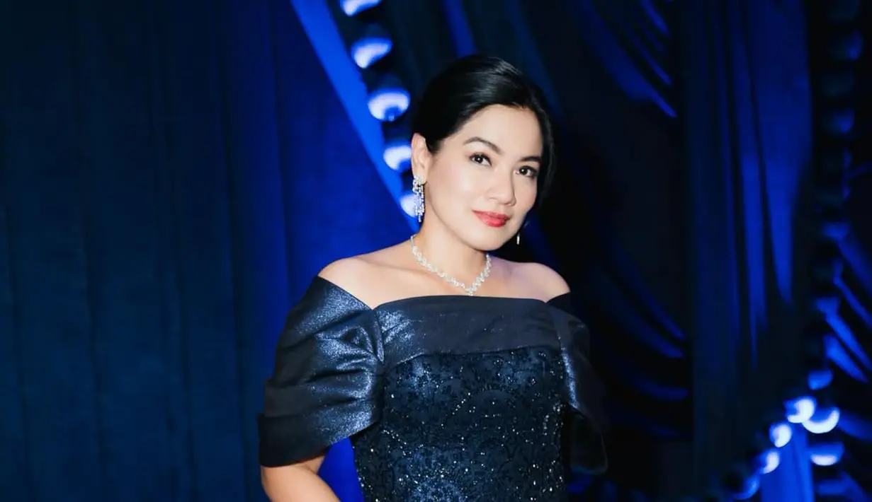 Lengkapi busananya, Titi Kamal jinjing tas Lady Dior mini berwarna silver dengan kalung dan anting berlian [@titi_kamall]