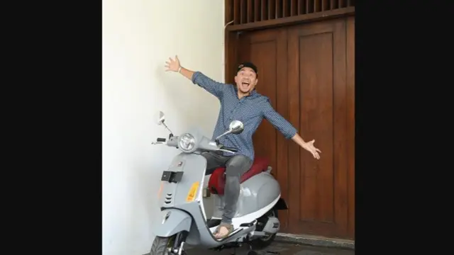 Ananda Omesh Kecipratan Arief Muhammad Bagi-Bagi Hampers 100 Vespa Gratis.