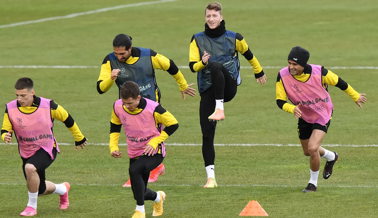 Penyerang Borussia Dortmund, Marco Reus berlatih bersama timnya sebelum pertandingan leg kedua perempat final Liga Champions antara di Dortmund, Jerman, Selasa (13/4/2021).  Borussia Dortmund akan menjamu Manchester City pada Kamis, 15 April 2021 dini hari WIB. (AP Photo/Martin Meissner)