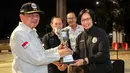 <p>Manajer Timnas voli putri Indonesia U-18, Ernita Pongky (kanan) dan Wakil Ketua Umum II PBVSI, Irjen Pol (Purn) Djoko Sardono berpose dengan trofi dalam acara penyambutan di Terminal 3 Bandara Soekarno Hatta, Tangerang, Jumat (14/6/2024) usai menempati peringkat kedua pada turnamen bola voli putri Princess Cup 2024. (Bola.com/Bagaskara Lazuardi)</p>