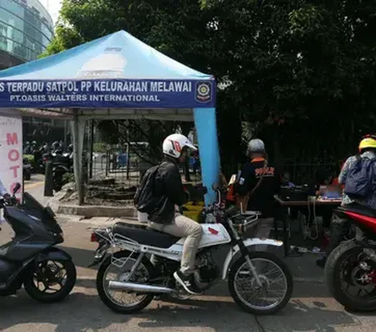 "Secara serentak melakukan kegiatan pengujian emisi di wilayah DKI, ada 5 titik dan masyarakat saya rasa sudah mengetahui bahwa hari ini sudah berlaku pengenaan sanksi tilang," kata Doni.<br>