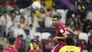 <p>Bek Qatar, Boualem Khoukhi menyundul bola saat bertanding melawan Ekuador pada pertandingan grup A Piala Dunia 2022 di Stadion Al Bayt di Al Khor, Qatar, Minggu (20/11/2022). Ekuador menang atas Qatar 2-0. (AP Photo/Darko Bandic)</p>