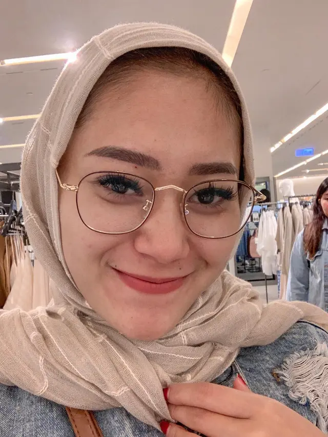 6 Potret Pedangdut Vita Alvia saat Pakai Hijab
