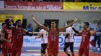 Selebrasi para pemain Palembang Bank Sumsel Babel, Kristoforus Sina (tengah) dkk setelah mencetak angka saat menghadapi Jakarta Pertamina Pertamax pada laga seri ketiga putaran pertama PLN Mobile Proliga 2024 di GOR PSCC, Palembang, Sumatera Selatan, Jumat (10/5/2024). Palembang Bank Sumsel Babel menang 3-1 (25-20, 25-23, 20-25 dan 25-19). (Dok. PBVSI)