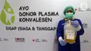 Petugas medis menunjukkan plasma konvalesen hasil donor penyintas COVID-19 di PMI Bekasi, Jawa Barat, Kamis (11/2/2021). Untuk saat ini, PMI Bekasi hanya mampu melayani enam orang pendonor per harinya karena keterbatasan alat. (Liputan6.com/Herman Zakharia)
