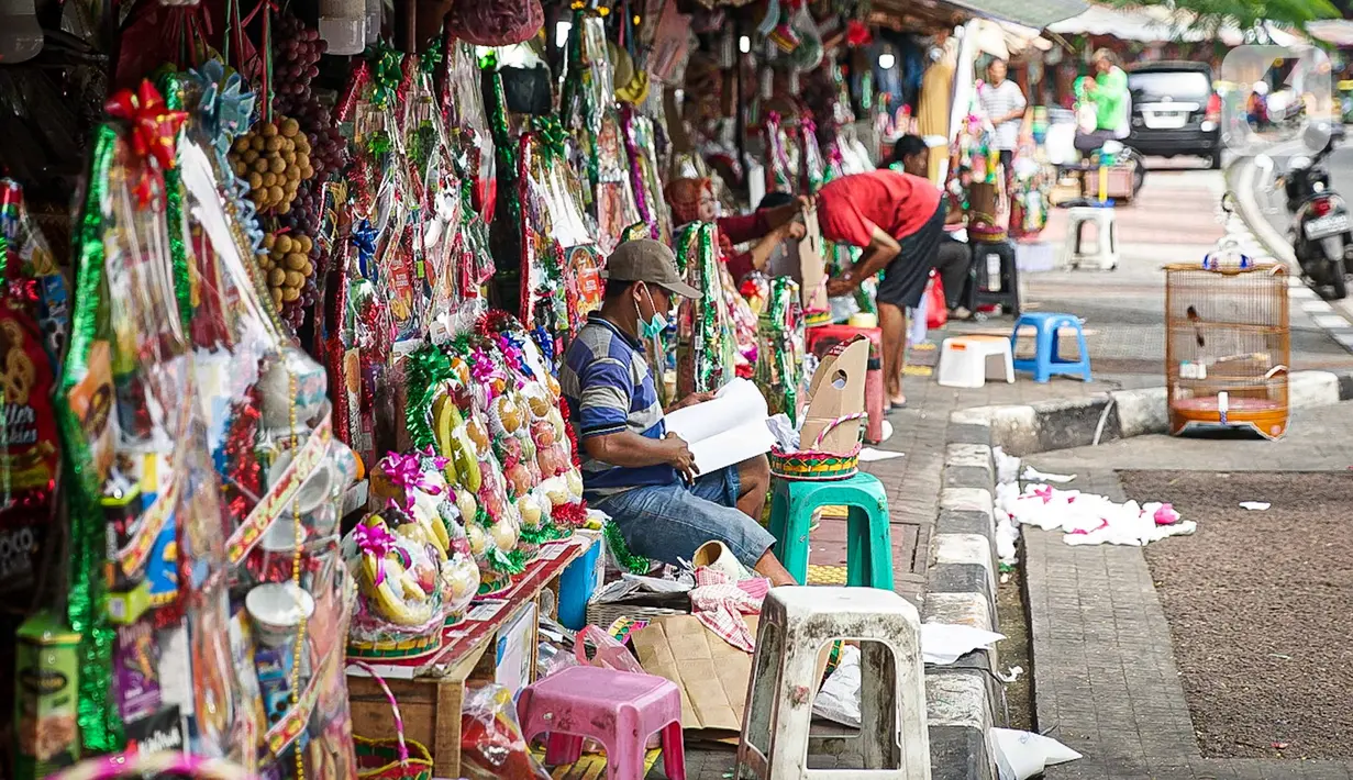 Pedagang membuat parsel Natal di Pasar Barito, Jakarta, Kamis (23/12/2021). Pedagang mengakui penjualan parsel sebagai hantaran Natal mulai ramai. Parsel yang paling banyak diminati adalah parsel makanan dengan harga mulai dari Rp 100.000 hingga Rp 800.000. (Liputan6.com/Faizal Fanani)