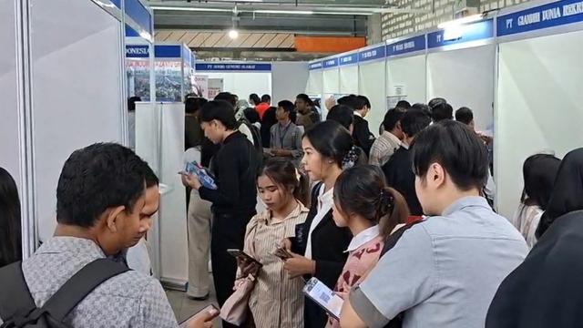 Sejumlah para pencari kerja memadati sejumlah stand perusahaan pada Job Fair Pemerintah Kota Depok di Mal Pesona Square Depok (Liputan6.com/Dicky Agung Prihanto)