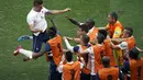 Pemain depan Timnas Perancis, Olivier Giroud melompat menghampiri rekan setimnya saat merayakan golnya ke gawang Swiss saat berlaga di babak penyisihan Piala Dunia 2014 Grup E di Stadion Fonte Nova, Salvador, Brasil, (21/6/2014). (REUTERS/Fabrizio Bensch)