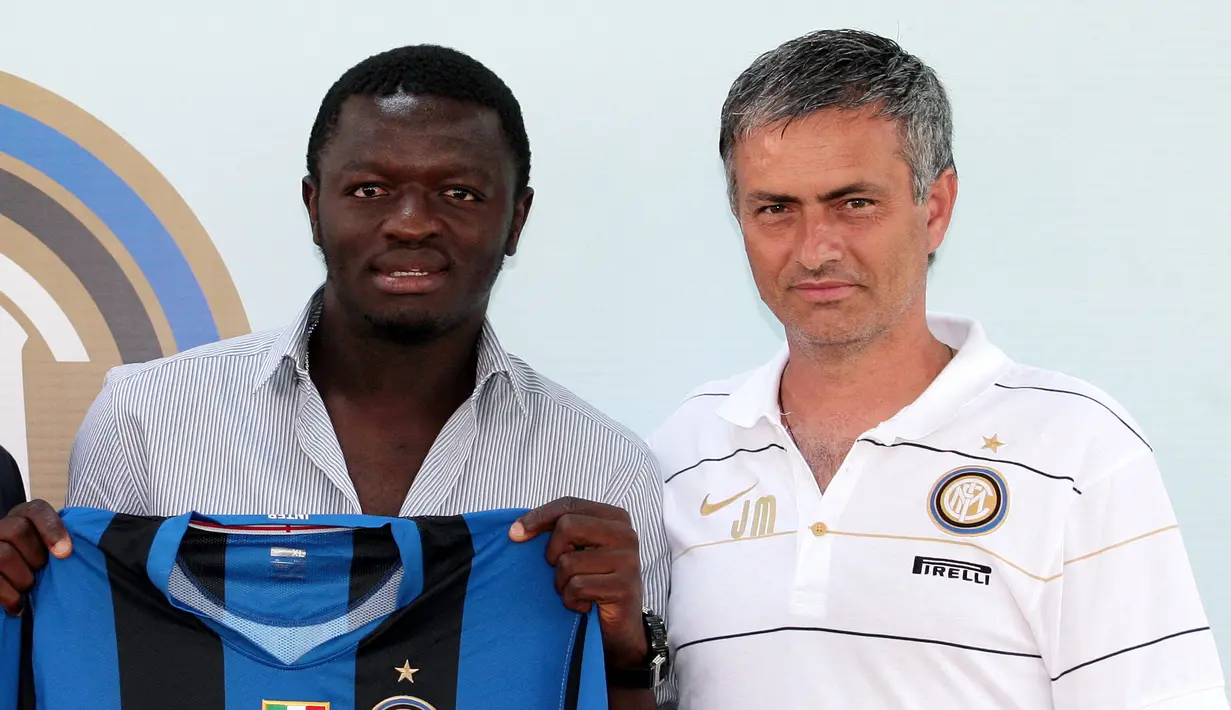 Pelatih Inter Milan, Jose Mourinho (kanan), pernah mengkritik Sulley Ali Muntari (kiri) yang seharusnya tidak berpuasa selama bulan Ramadan. Atas pernyataannya, The Special One mendapatkan banyak kritikan dari pemimpin muslim di Italia kala itu. (AFP/ Emilio Andreoli)