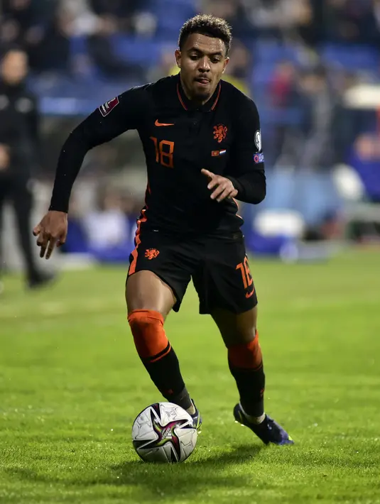 Penyerang Belanda, Donyell Malen membawa bola saat melawan Montenegro pada pertandingan grup G  kualifikasi Piala Dunia 2022 di stadion City di Podgorica, Montenegro, Minggu (14/11/2021). Belanda bermain imbang atas Montenegro 2-2. (AP Photo/Risto Bozovic)