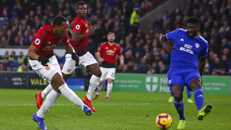 Striker Manchester United, Anthony Martial, melepaskan tendangan saat melawan Cardiff pada laga Premier League di Stadion Cardiff City, Wales, Sabtu (22/12). Cardiff kalah 1-5 dari MU. (AFP/Geoff Caddick)