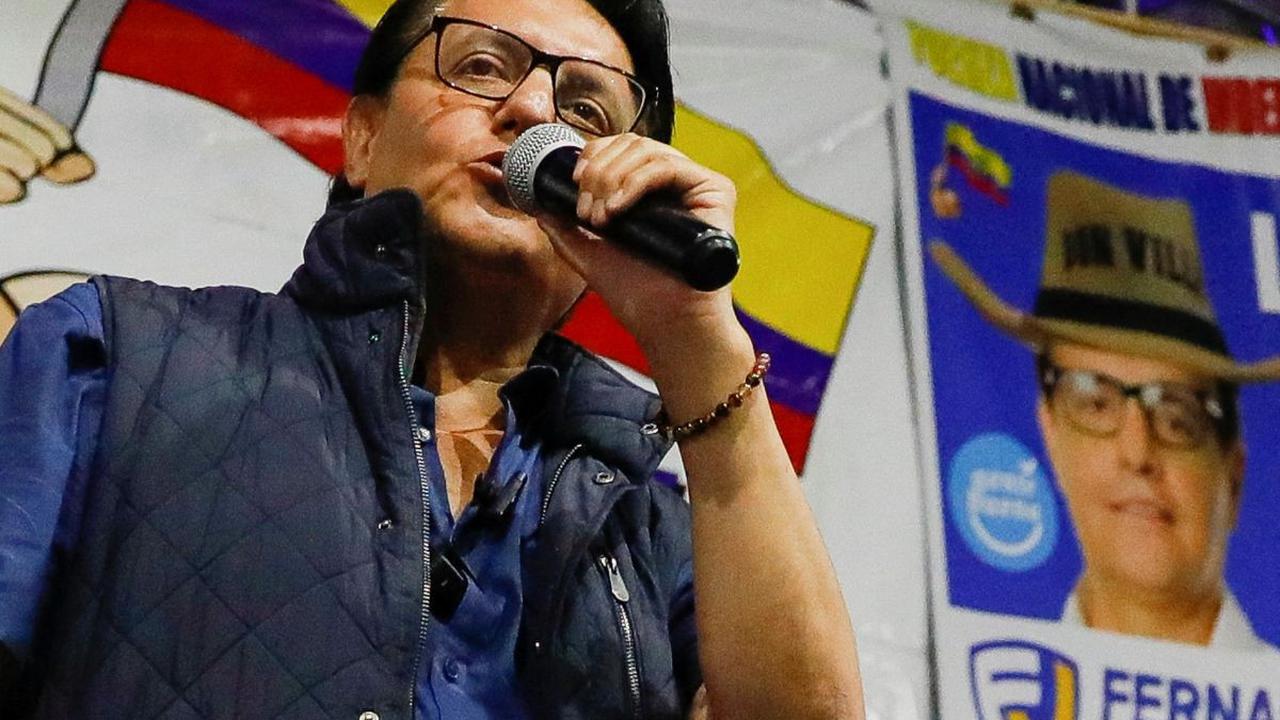 Kandidat calon presiden Ekuador, Fernando Villavicencio saat melakukan kampanye sebelum insiden penembakan tersebut terjadi di Quito (9/8/2023).
Dalam kampanyenya, Villavicencio fokus pada masalah keamanan dan memberantas korupsi.