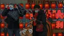 Seorang pria mengenakan masker di sebuah pusat perbelanjaan di Beijing, Minggu (9/1/2022). Tianjin memulai pengujian massal terhadap 14 juta penduduknya setelah sekelompok anak-anak dan orang dewasa dinyatakan positif COVID-19, beberapa dengan varian omicron. (AP Photo/Andy Wong)