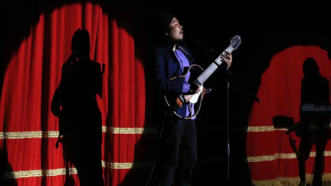 [Bintang] Vokalis Payung Teduh Berikan Kode Sebelum Hengkang