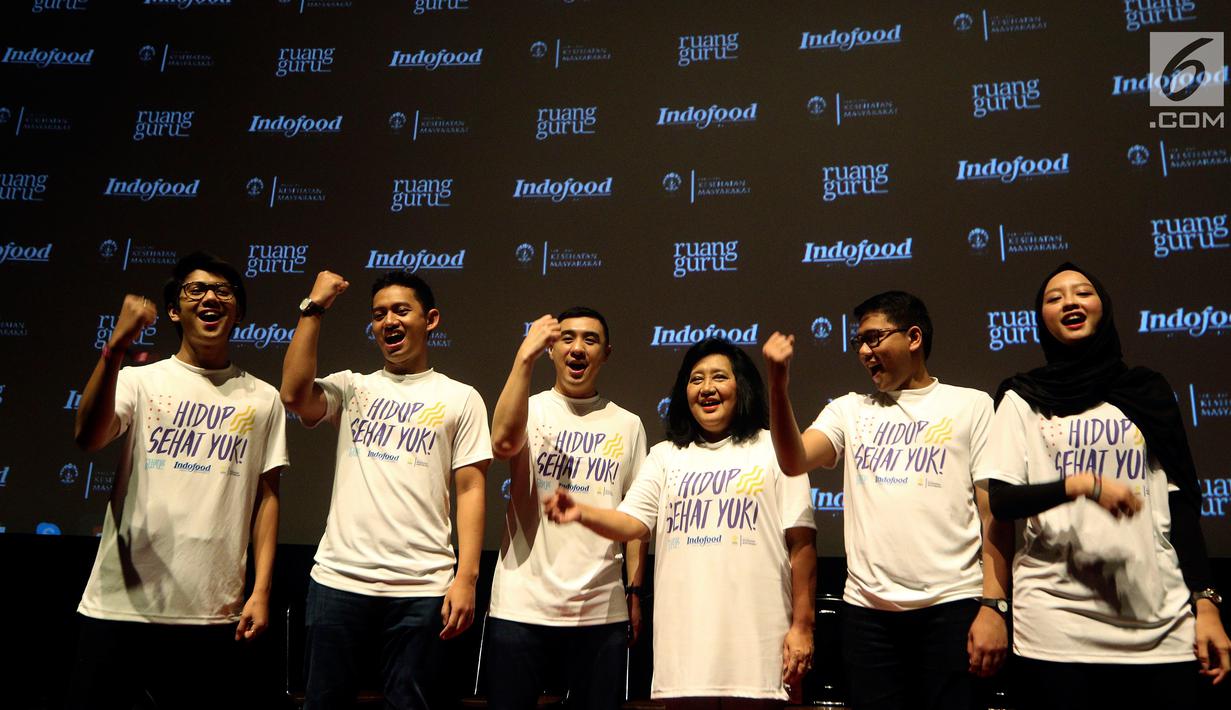 Direktur Indofood Axton Salim (tiga kiri) bersama CEO Ruangguru Belva Devara (dua kiri), PDRC FKM UI Endang L. Achadi (tiga kanan), dan CPO Ruangguru Iman Usman (dua kanan) saat peluncuran Hidup Sehat Yuk, Jakarta, Minggu (22/7). (Liputan6.com/JohanTallo)