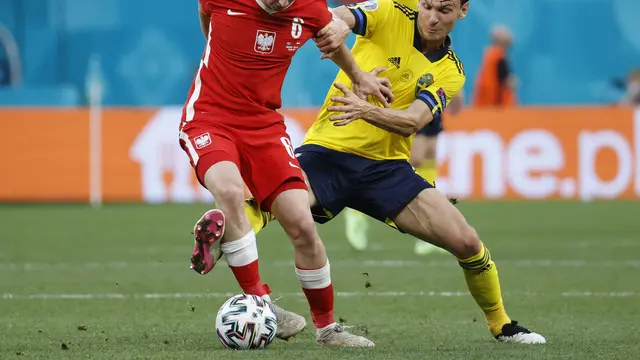 Aksi Kacper Kozłowski bersama timnas Polandia di Euro 2020 / 2021
