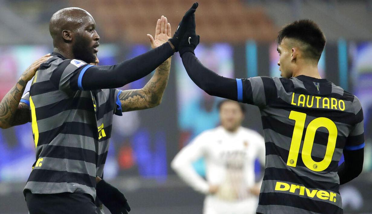 Striker Inter Milan, Romelu Lukaku, melakukan selebrasi bersama Lautaro Martinez usai mencetak gol ke gawang Benevento pada laga Liga Italia di Stadion Giuseppe Meazza, Minggu (31/1/2021), Inter Milan menang dengan skor 4-0. (AP/Luca Bruno)