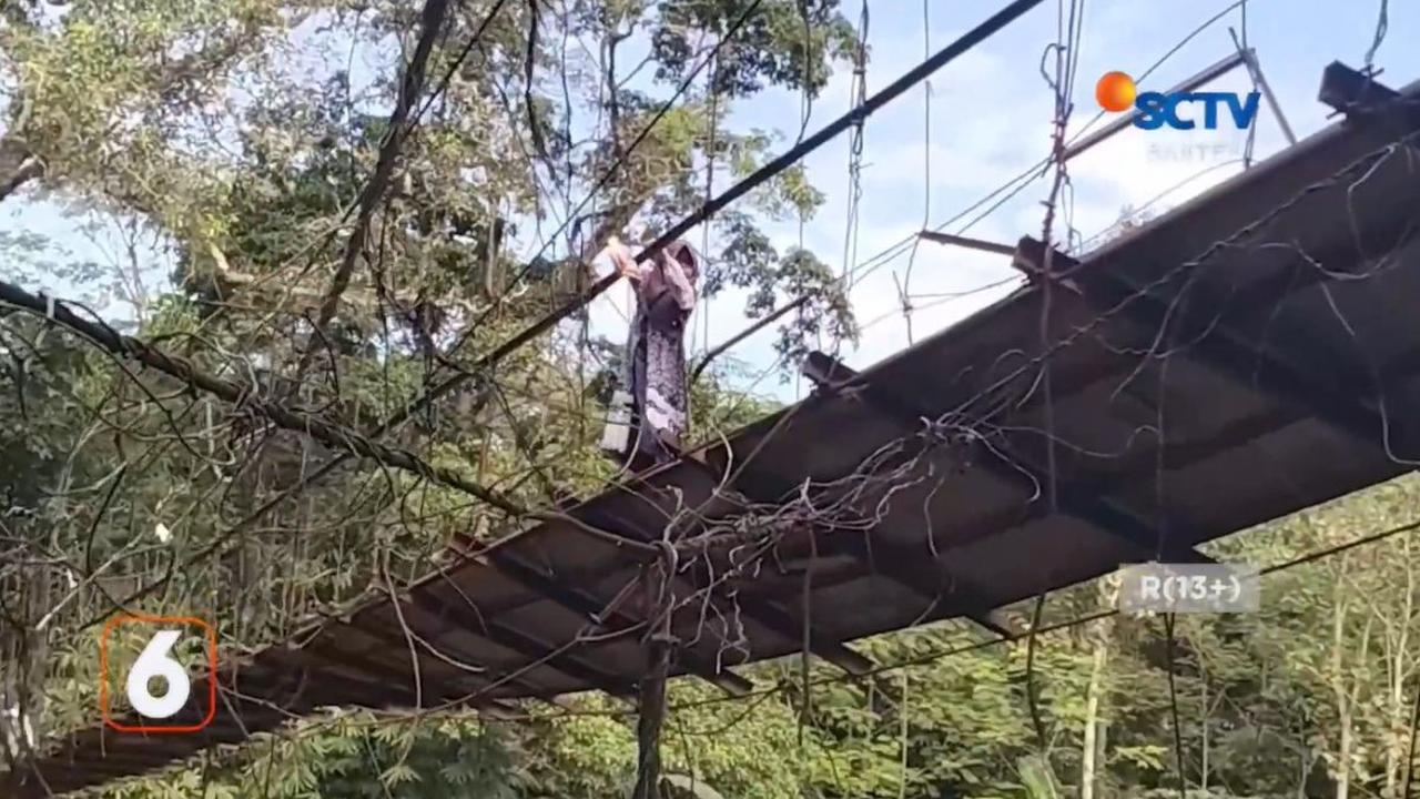 Harus Merayap di Pinggir Jembatan untuk Melintas