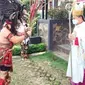 Salah satu prosesi adat Minahasa yang digelar sebelum Uskup Manado memimpin misa dalam Bahasa Tombulu.