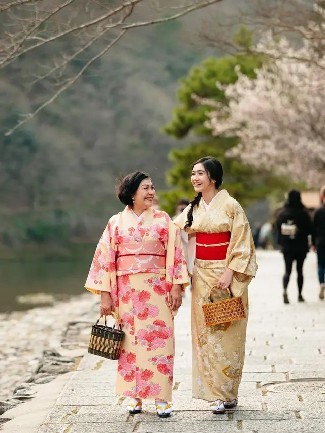 Pakai Kimono, Ini 6 Potret Kompak Febby Rastanty Bereng Keluarga di Jepang