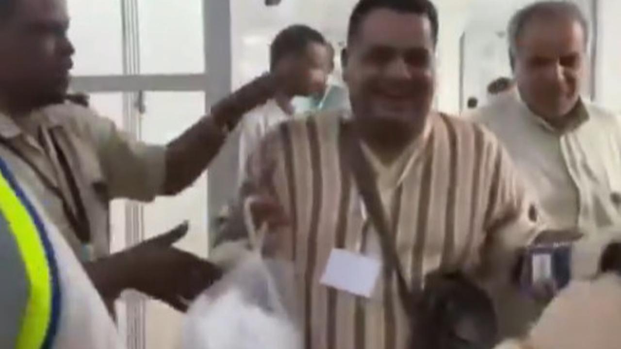 Seorang Jemaah Dilarang Terbang lalu Ditinggal, Pesawatnya Terus Mogok & Kembali Menjemputnya