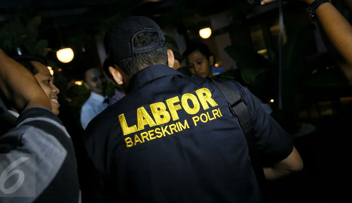 Petugas Labfor Bareskrim Polri saat akan melakukan rekonstruksi sampel kopi untuk membandingkan yang telah diracun dan yang tidak di Cafe Olivier Grand Indonesia, Jakarta, (19/1/2016). (Liputan6.com/Faizal Fanani)