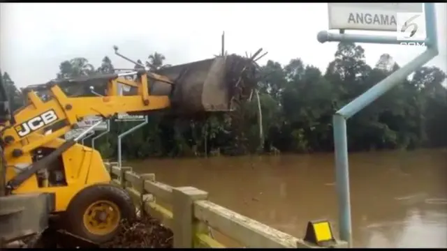 Rekaman menunjukkan para petugas yang membersihkan sampah bekas banjir di jembatan Malayatoor-Kodanad, Kerala, India. Namun yang mengejutkan adalah petugas tersebut malah membuang sampah tersebut ke sungai.