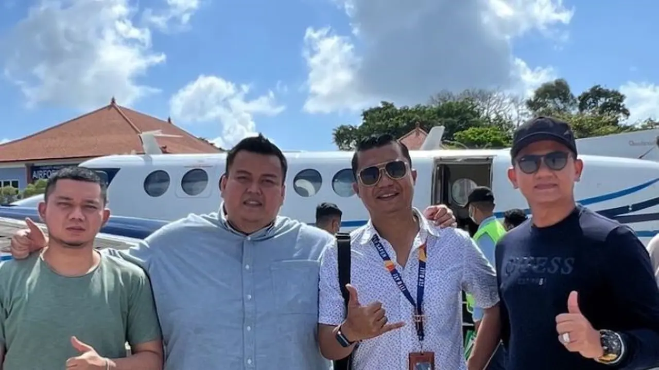 Founder Fly Bali, Harriko Fesfusi (Captain Riko) bersama Tim Fly Andalas.(Liputan6/ Fly Bali)