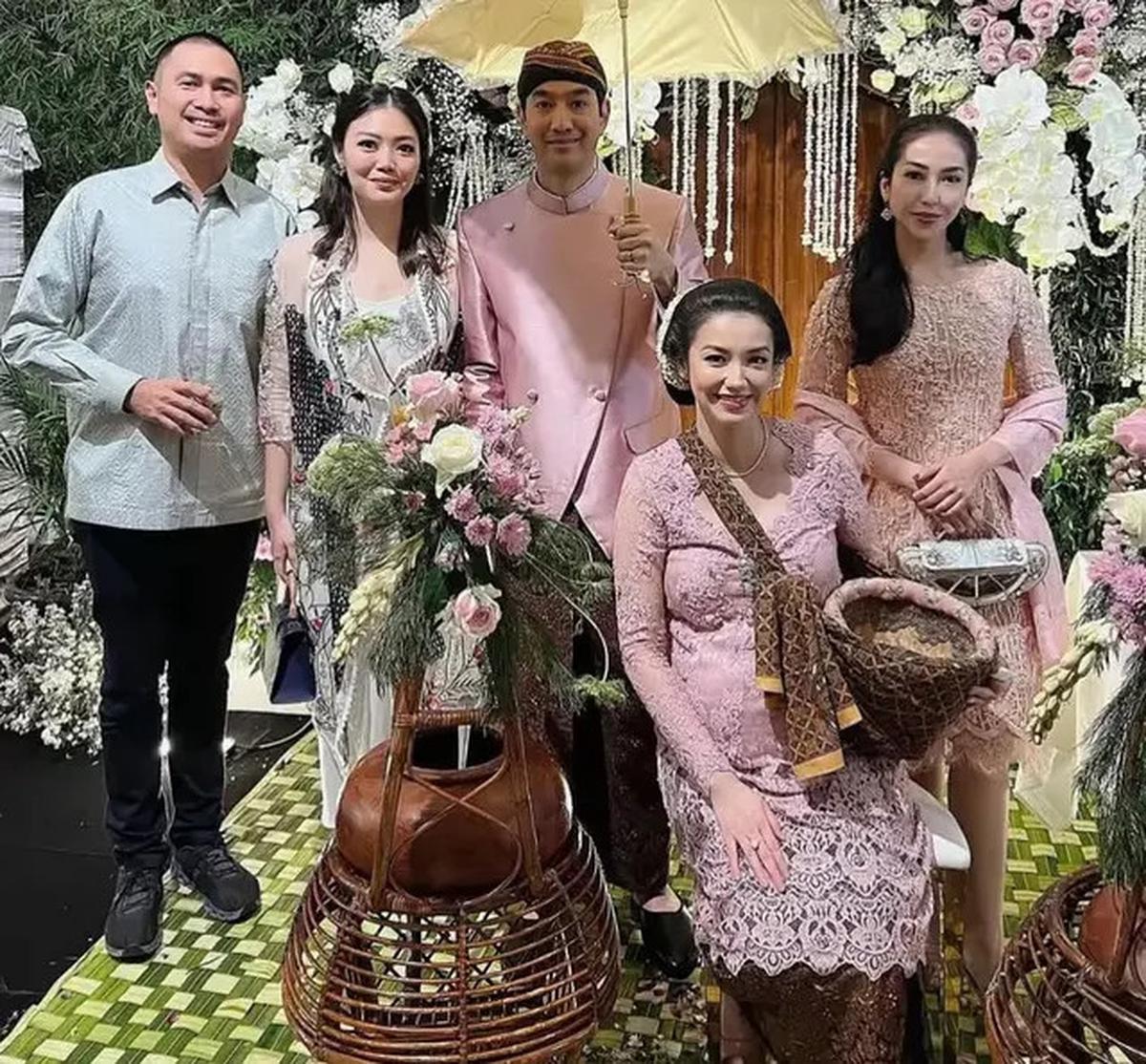 6 Potret Tujuh Bulanan Kehamilan Pertama Velove Vexia dengan Adat Jawa Dibalut Kebaya Pink hingga Wajah Suaminya Terungkap