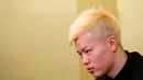 Kickboxer Jepang Tenshin Nasukawa mendengarkan pertanyaan awak media saat konferensi pers di Tokyo (29/12). Nasukawa akan melawan Floyd Mayweather Jr dalam pertandingan eksibisi tiga putaran di Jepang pada Malam Tahun Baru. (AP Photo/Eugene Hoshiko)