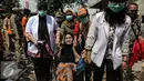 Petugas mengevakuasi warga saat penggusuran di Rawasari Selatan, Jakarta, Kamis (23/7/2015). Tim medis disiagakan dalam upaya penggusuran bangunan di Rawasari Selatan, Jakarta. (Liputan6.com/Faizal Fanani)