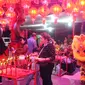 Tarian barongsai hibur warga keturunan Tionghoa pada malam Tahun Baru Imlek di Vihara Amurva Bhumi, Jakarta, Senin (04/2). Boneka berbentuk singa dimainkan untuk mengusir setan. (Liputan6.com/Herman Zakharia)