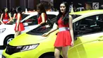 Sejumlah SPG berpose di samping mobil yang di pamerkan di ajang Gaikindo Indonesia International Auto Show (GIIAS) 2017 di Indonesia Convention and Exhibition (ICE), Kawasan BSD City, Tangerang Selatan. Kamis (10/8). (Liputan6.com/Angga Yuniar)