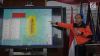 Kepala Pusat Data Informasi dan Humas BNPB Sutopo Purwo Nugroho memberikan keterangan pers di Jakarta, Sabtu (29/9). BNPB belum mendapatkan laporan jumlah korban untuk kota Donggala dikarenakan terputusnya jaringan komunikasi. (Liputan6.com/Faizal Fanani)