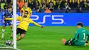 Pemain Borussia Dortmund, Emre Can berhasil menghalau bola dari garis gawang saat menghadapi Chelsea dalam laga leg pertama babak 16 besar Liga Champions 2022/2023 di Signal Iduna Park, Dortmund, Kamis (16/2/2023) dini hari WIB. (AFP/John Mac Dougall)