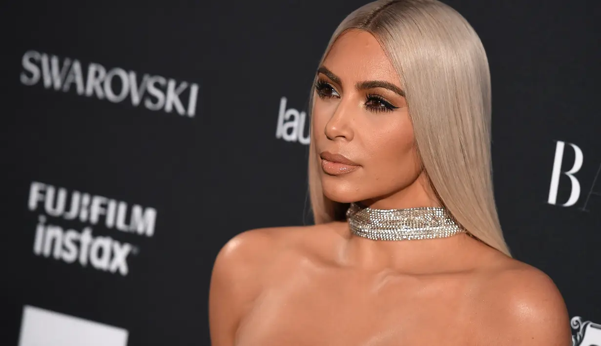 Dilansir dari HollywoodLife, Kim Kardashian pun mulai khawatir mengenai hal tersebut. (ANGELA WEISS  AFP)