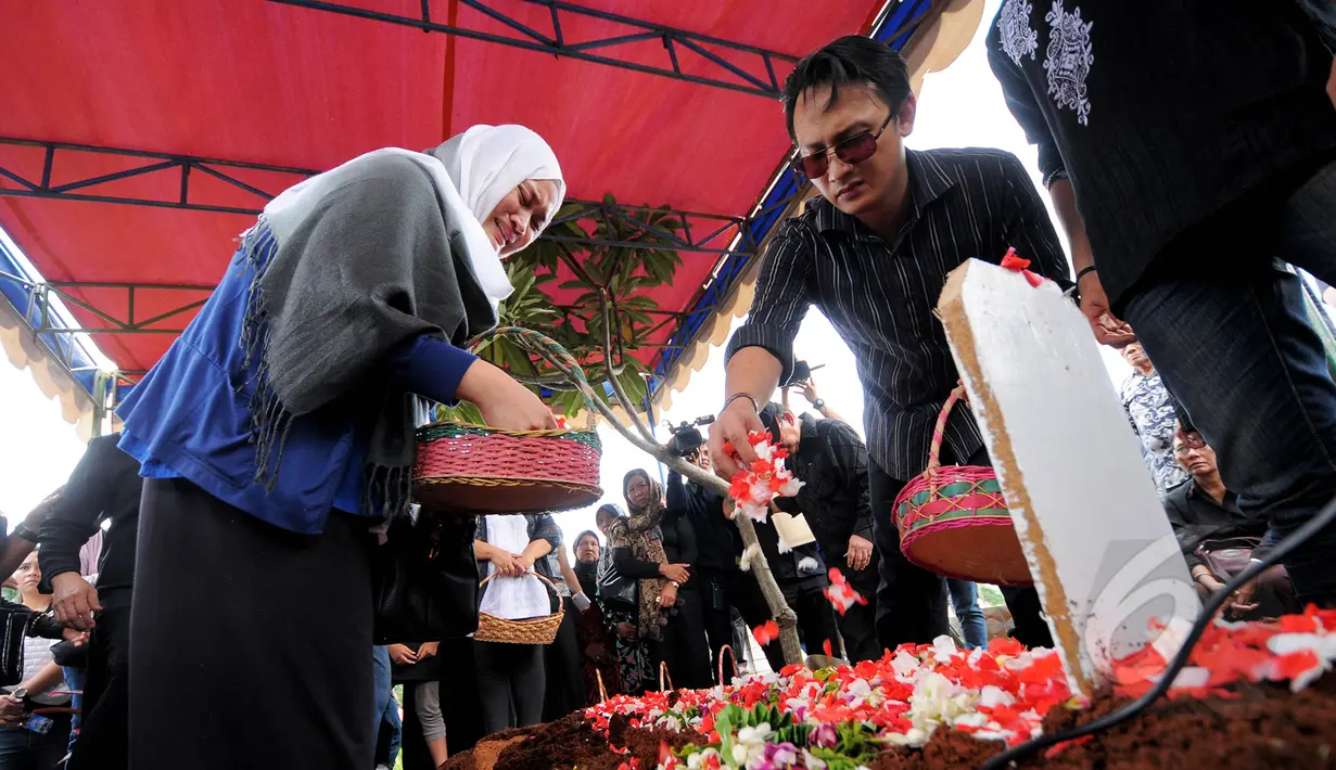 Suasana penaburan bunga di makam Haryanto Taslam, TPU Keramat Pulo Kasablanka, Jakarta, Minggu (15/3/2015). Haryanto Taslam meninggal dunia pada Sabtu malam (14/3) sekitar pukul 22.22 WIB di RS Medistra, Pancoran, Jakarta. (Liputan6.com/Faisal R Syam)