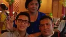 Kesibukannya di dunia olahraga, terutama badminton, tak pernah membuat Jonatan Christie melupakan untuk selalu menghabiskan waktu dengan orang-orang tersayangnya, ayah dan bunda. (instagram.com/jonatanchristieofficial)