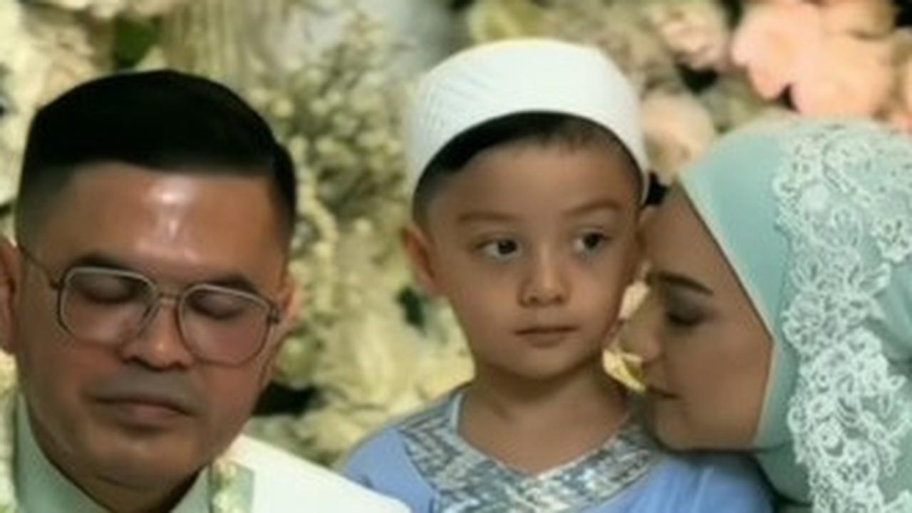 Potret Keakraban Anak Irish Bella dan Haldy Sabri dari CCTV Rumah saat Ditinggal Syuting, Asik Tiduran Sambil Main HP
