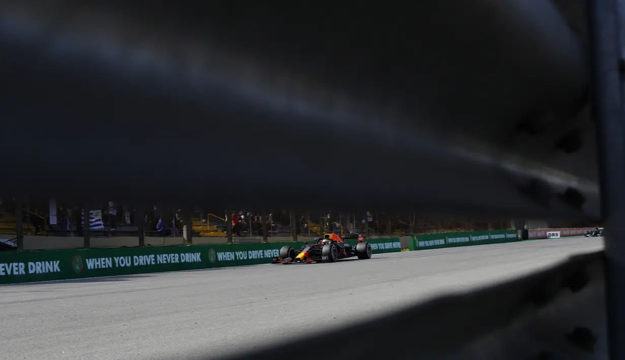 Usai ditikung, posisi Max Verstappen terpaut 10 detik dari Lewis Hamilton dan harus puas finis di posisi kedua. (AP Photo/Marcelo Chello)