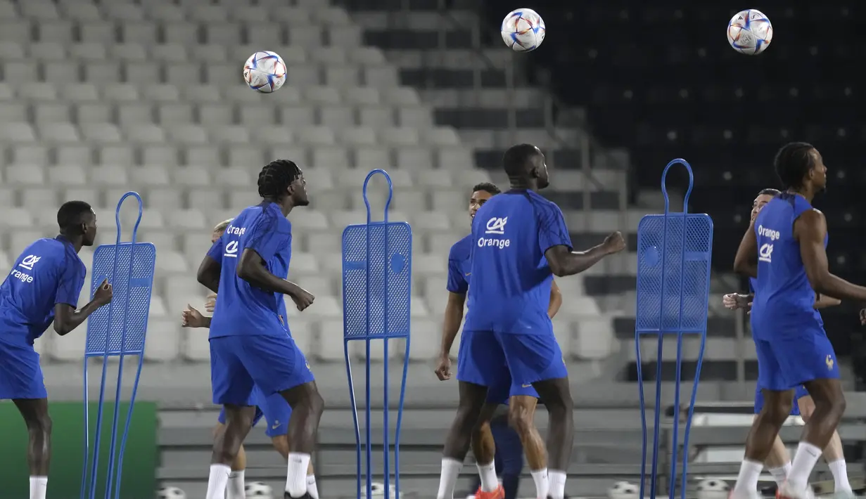 Para pemain tim Prancis menyundul bola saat mengikuti sesi latihan tim di stadion Jassim Bin Hamad di Doha, Qatar, Kamis, 24 November 2022. Prancis akan bermain di Piala Dunia melawan Denmark pada 26 November. (AP Photo/Christophe Ena)