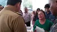 Gubernur DKI Jakarta Ahok berdebat dengan seorang perempuan di Balai Kota. 