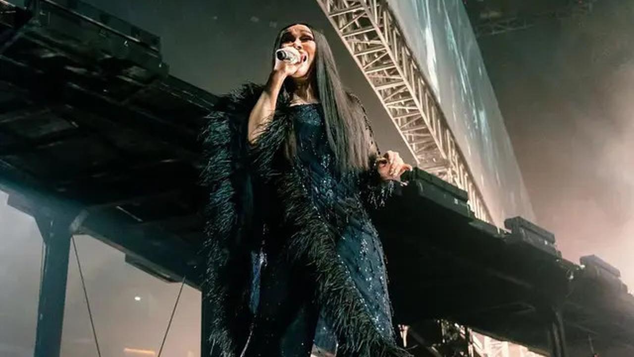 9 Gaya Nyentrik Titi DJ di Atas Panggung, Auranya Diva Banget