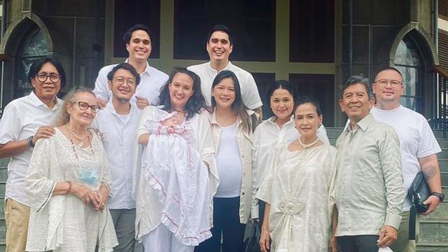 Pembaptisan anak Nadine Chandrawinata - Dimas Anggara. (Instagram/ https://www.instagram.com/nadinelist/)