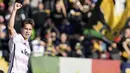 Pemain Juventus, Kenan Yildiz, melakukan selebrasi setelah mencetak gol ke gawang Frosinone pada laga lanjutan Liga Italia di Stadion Benito Stirpe, Sabtu (23/12/2023). Gol tersebut semakin terasa spesial karena masuk buku sejarah Si Nyonya Tua. (LaPresse via AP/Alfredo Falcone)